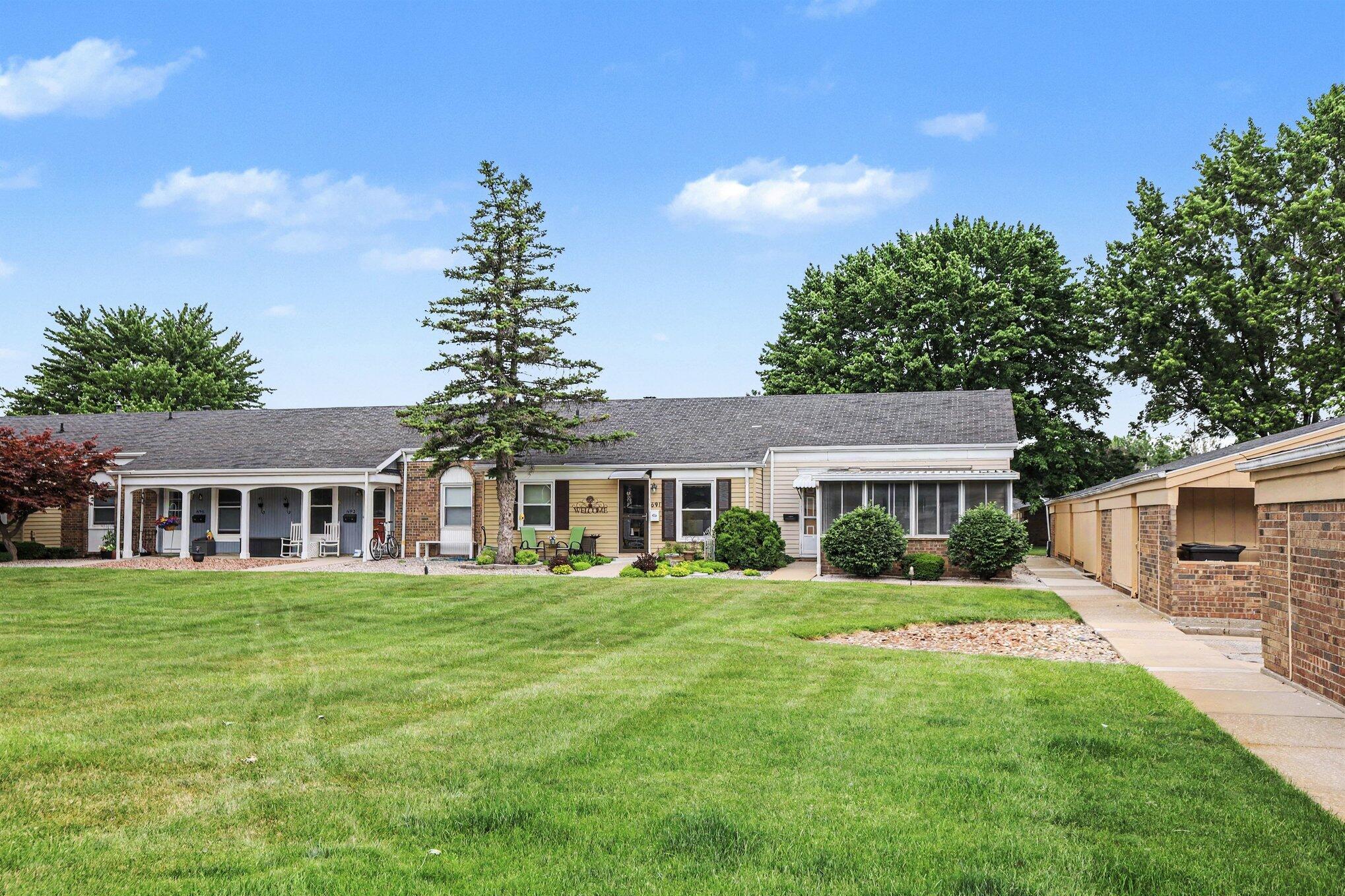 689 Carriage Lane