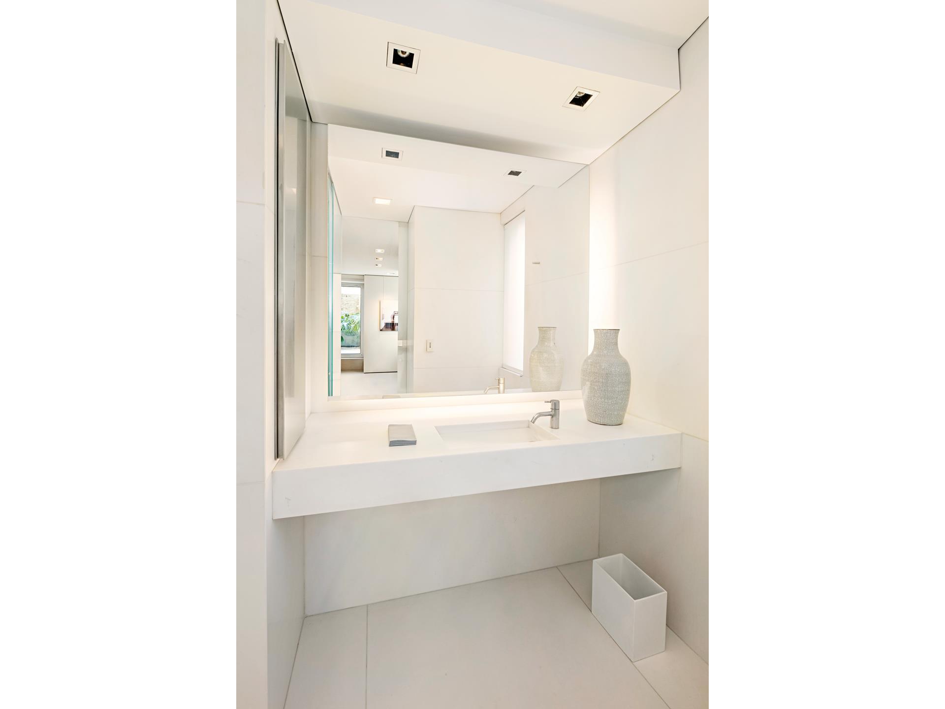 785 PARK Avenue 17BC