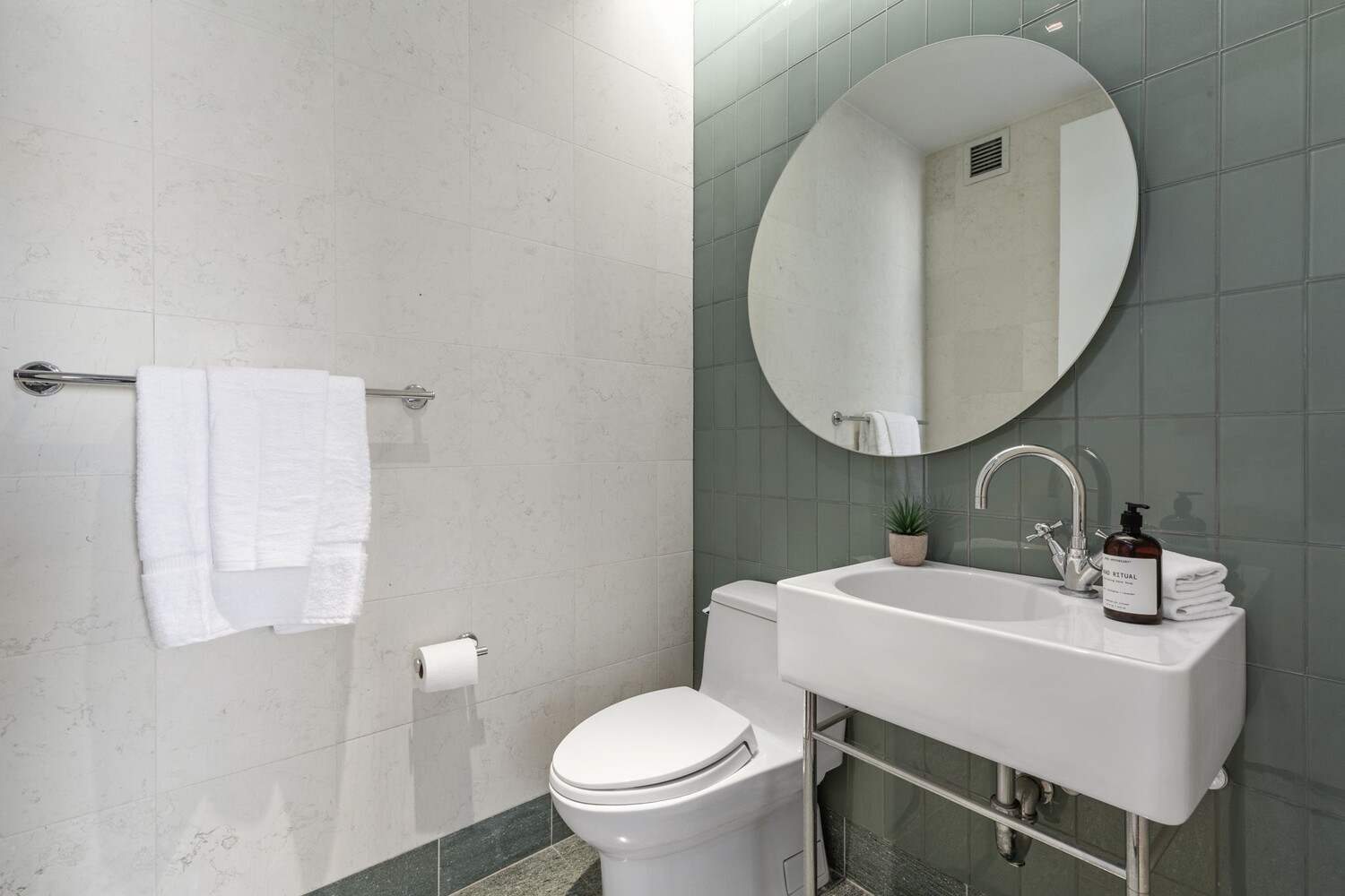 300 E 55TH Street 17B