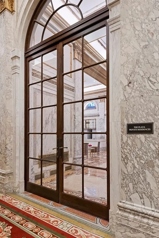 1 CENTRAL Park S 1801