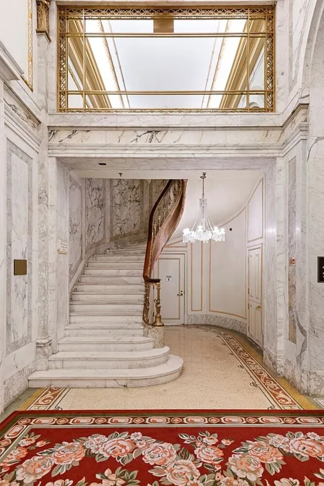 1 CENTRAL Park S 1801