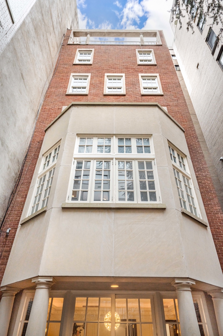7 E 69TH Street