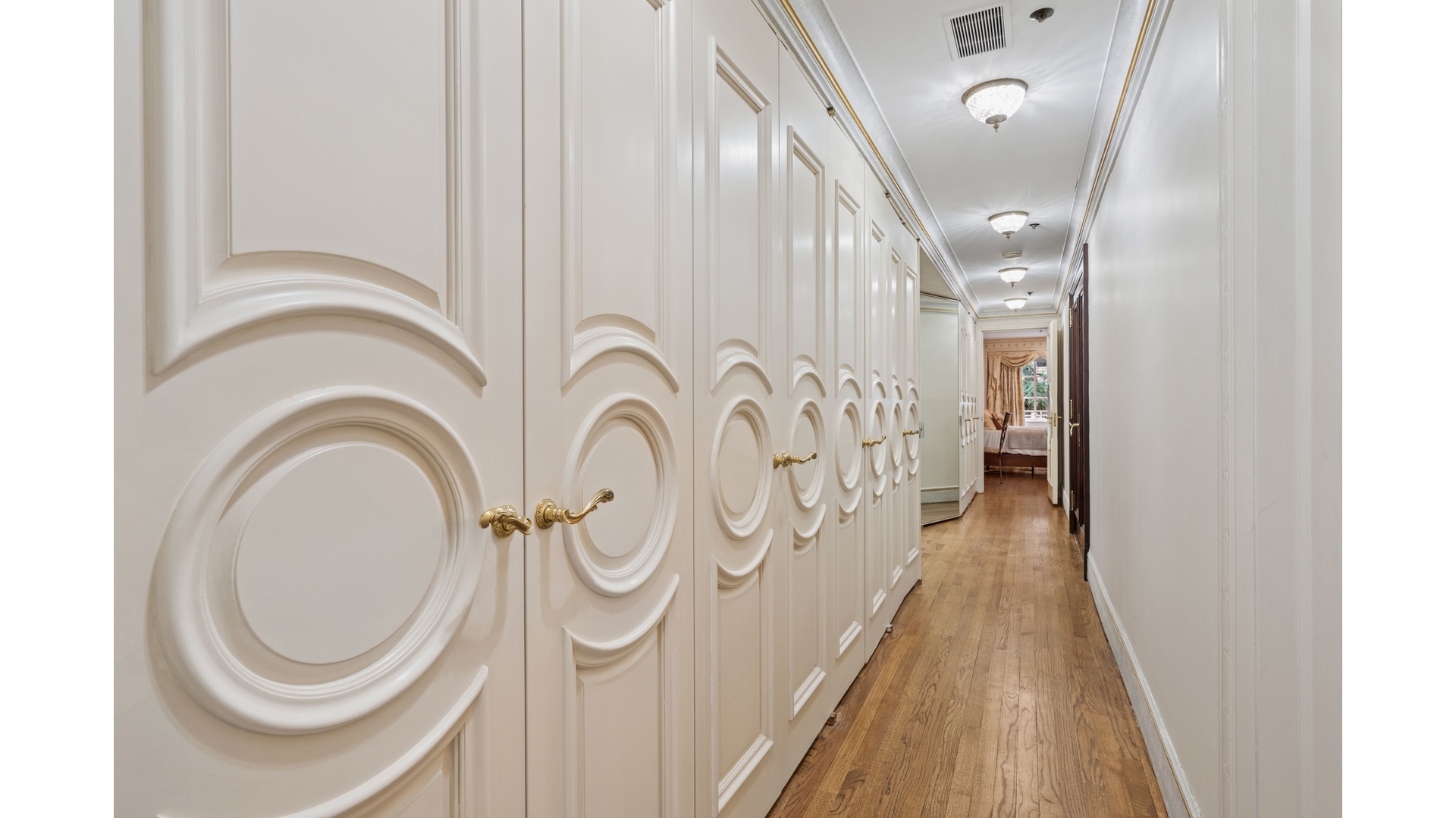 7 E 69TH Street