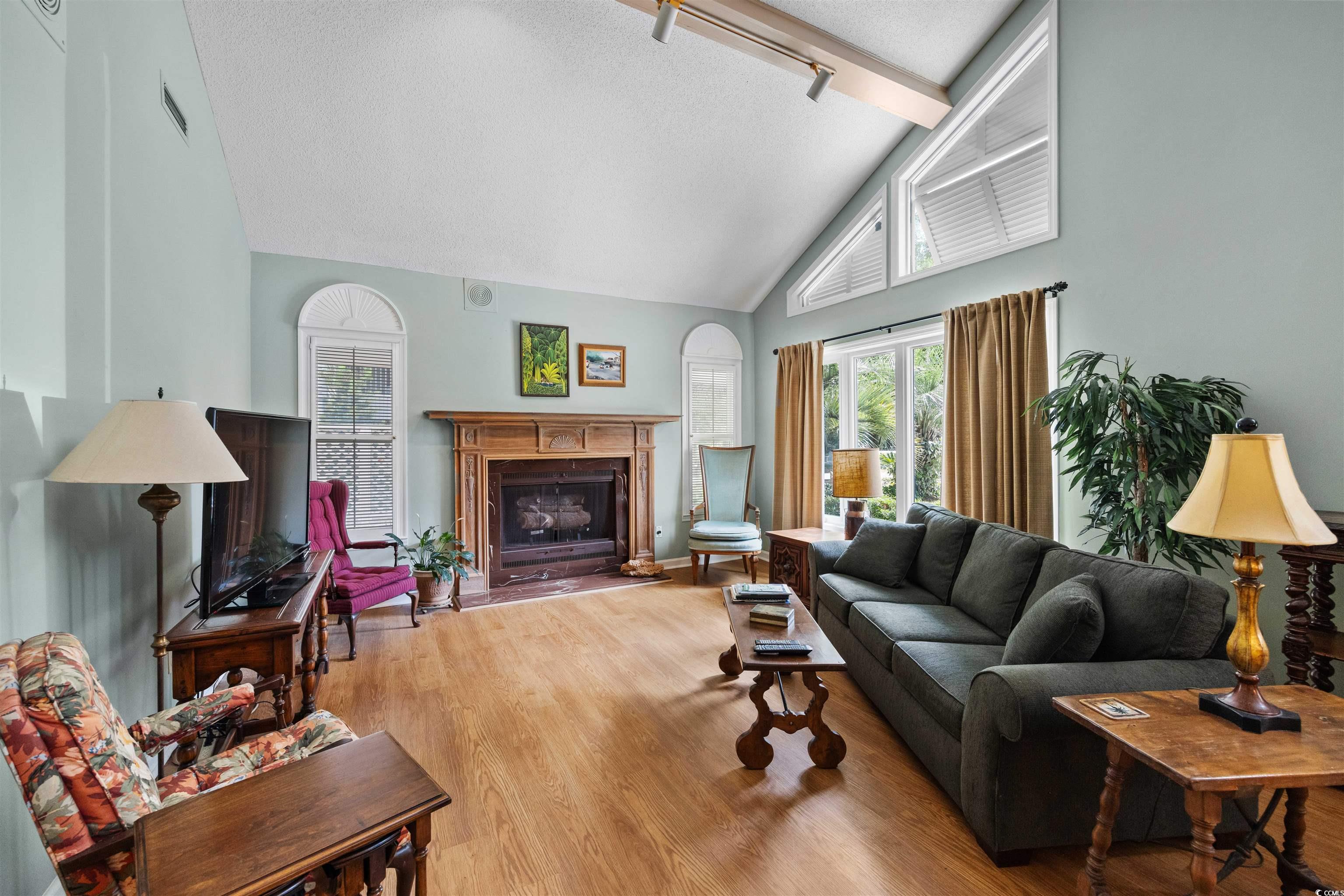 371 Lakeshore Dr.