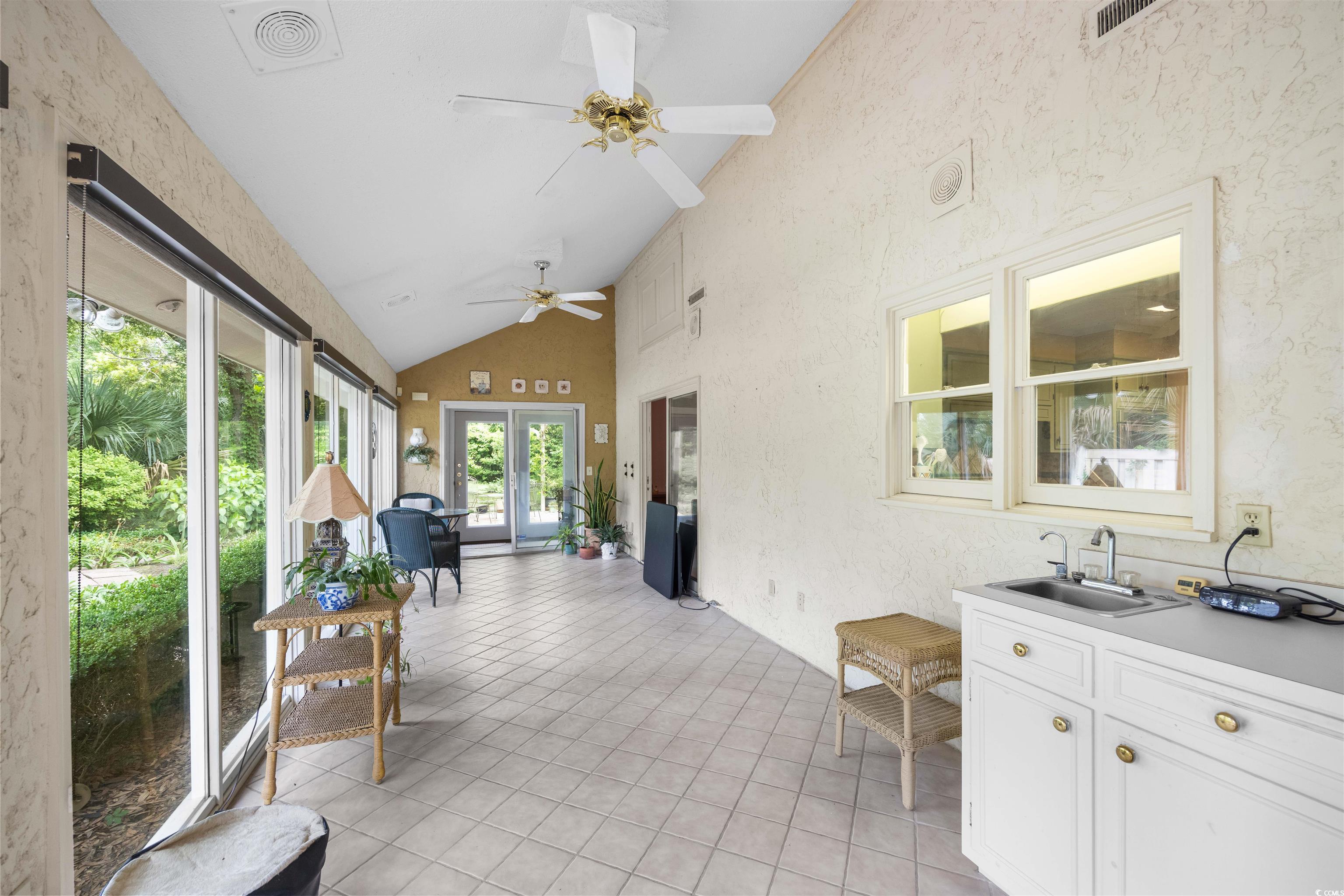 371 Lakeshore Dr.