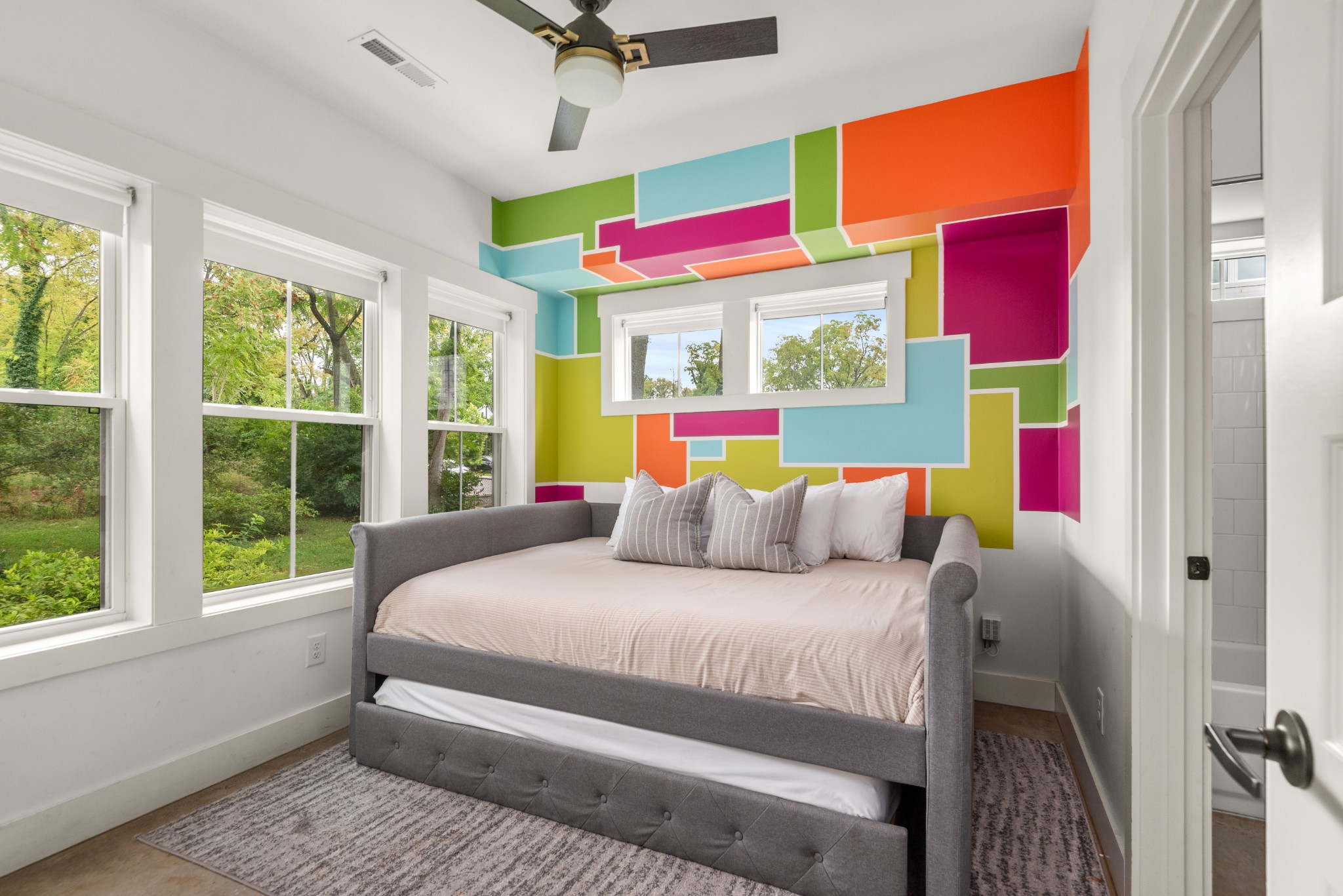 1027 E Trinity Ln Unit: 6