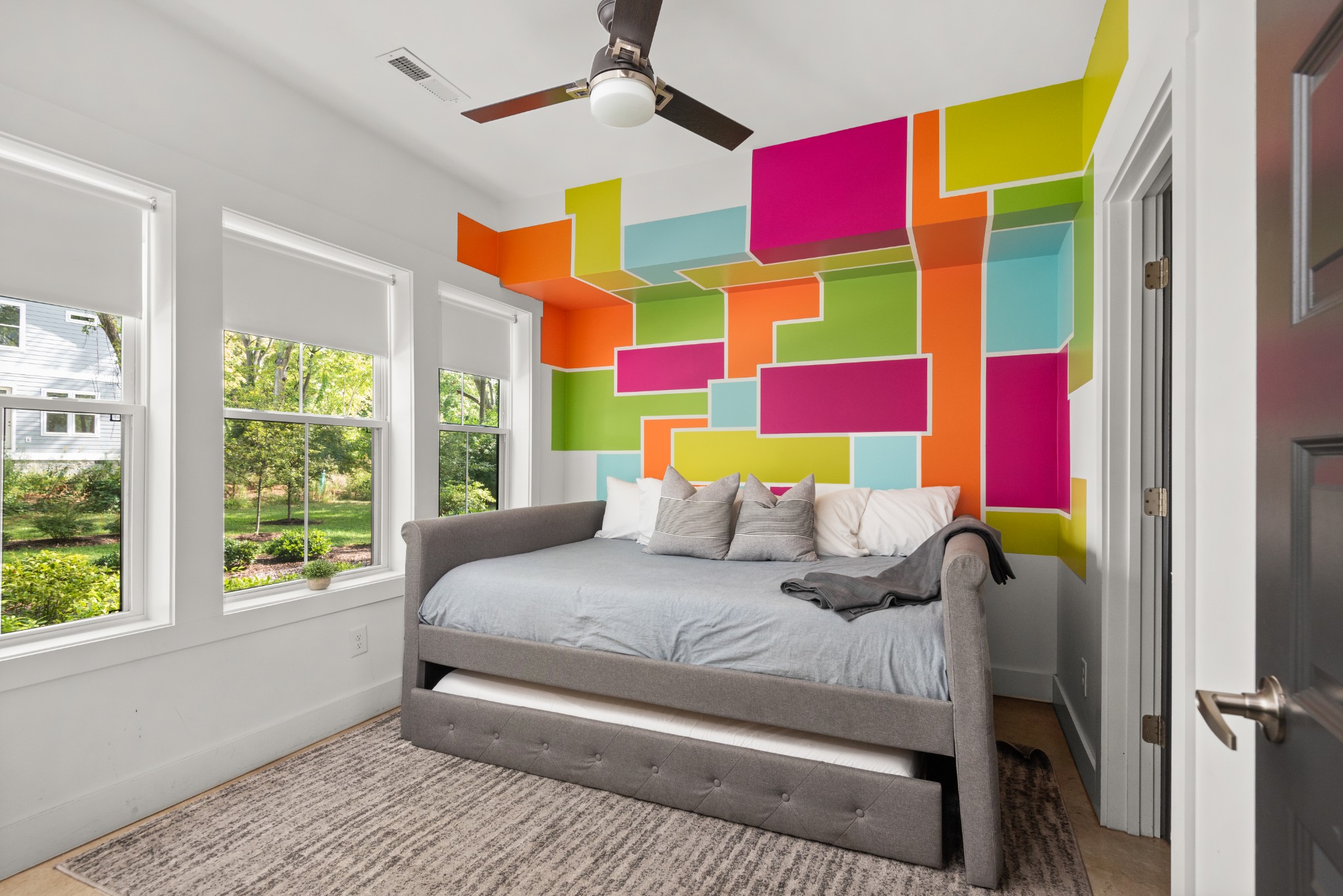 1027 E Trinity Ln Unit: 7