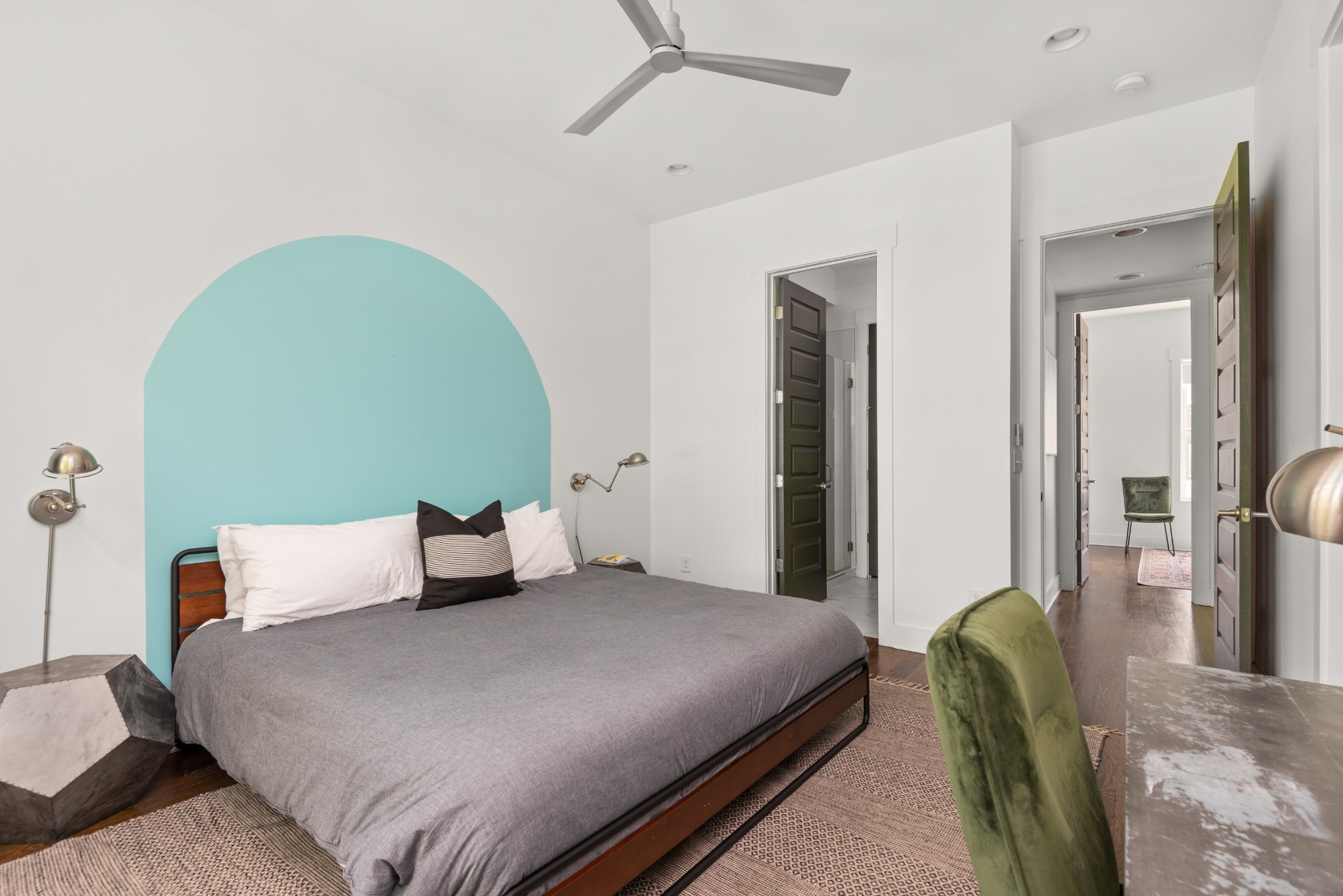 1027 E Trinity Ln Unit: 7