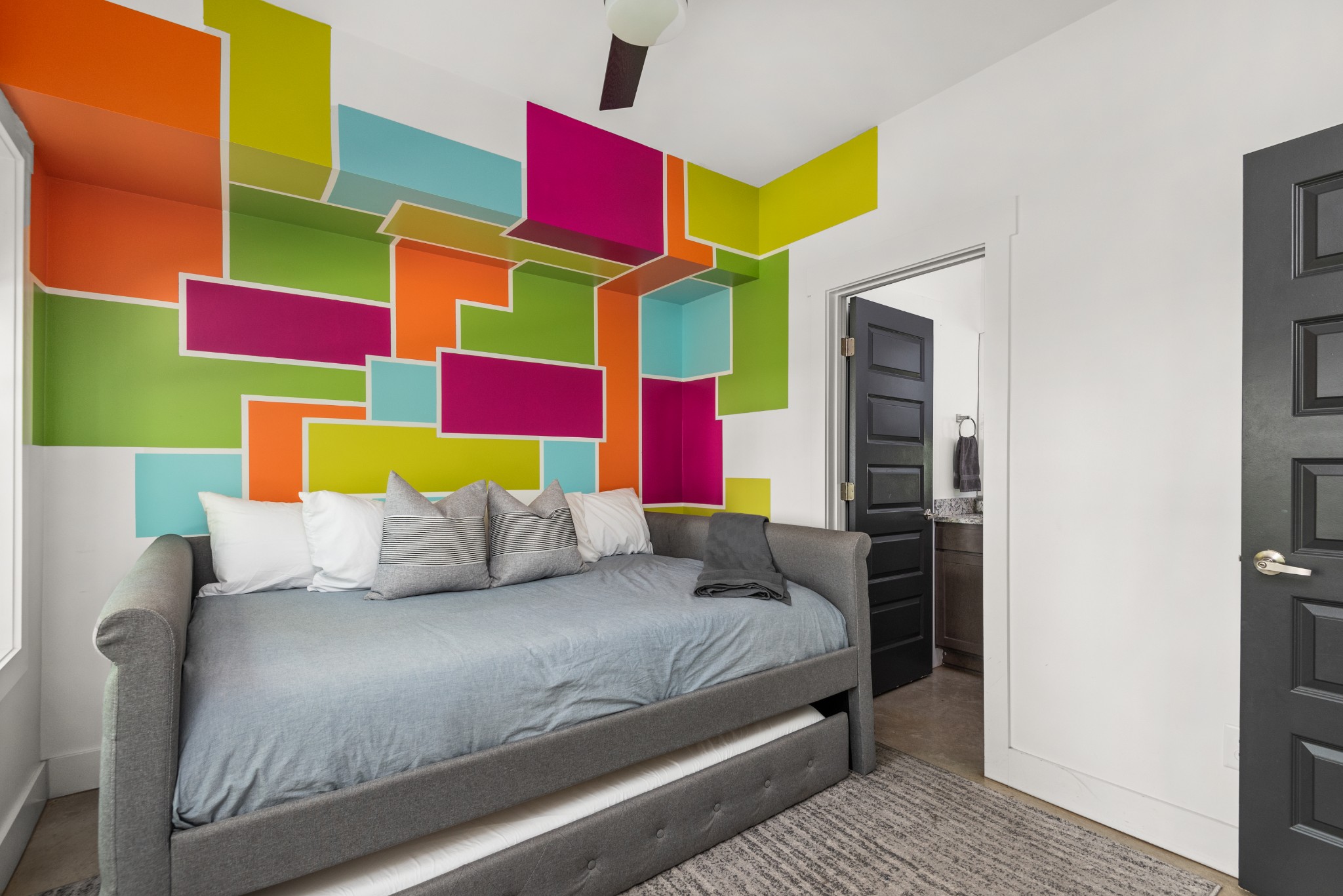 1027 E Trinity Ln Unit: 7