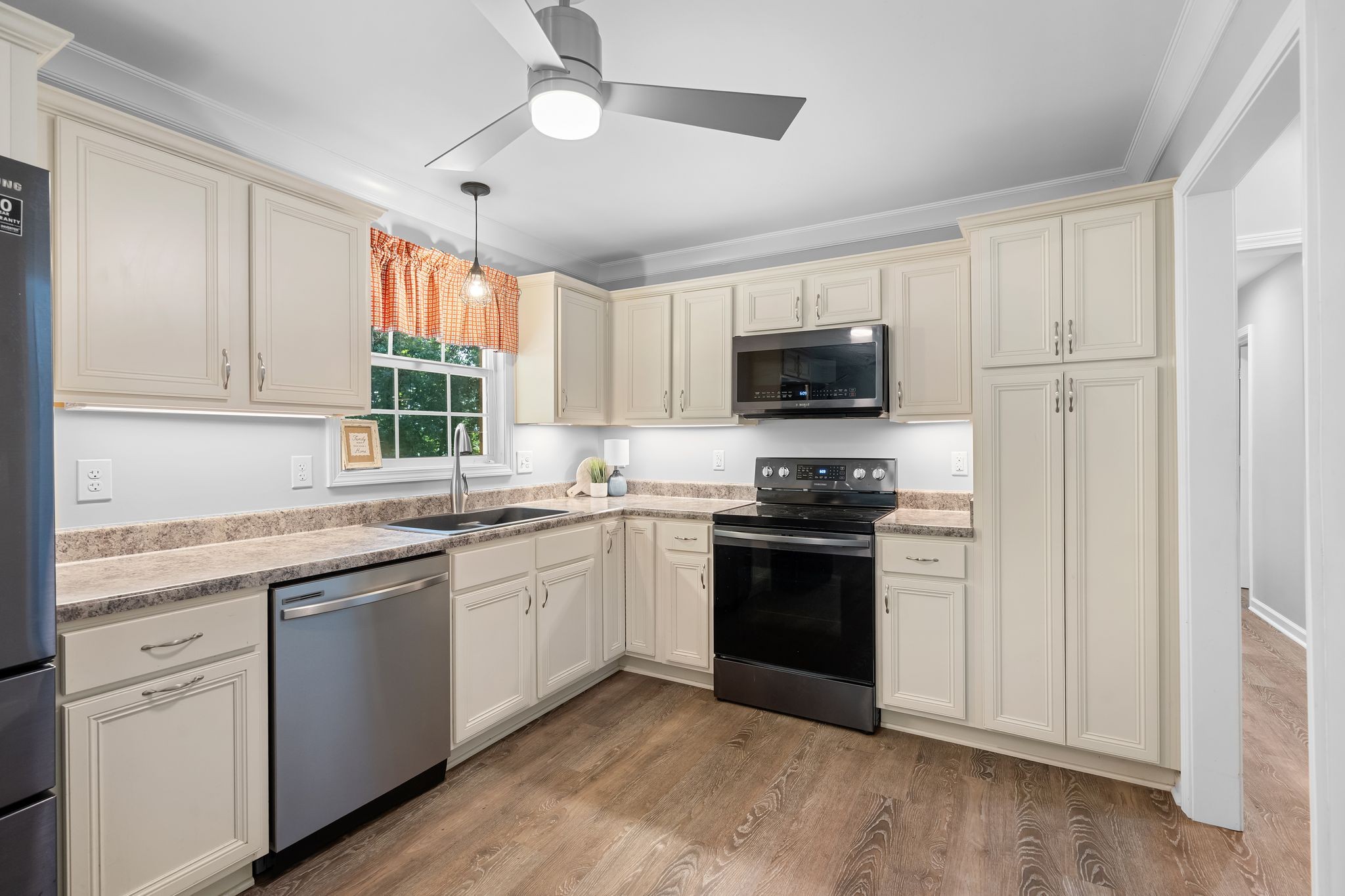 821 Luxemburg Dr