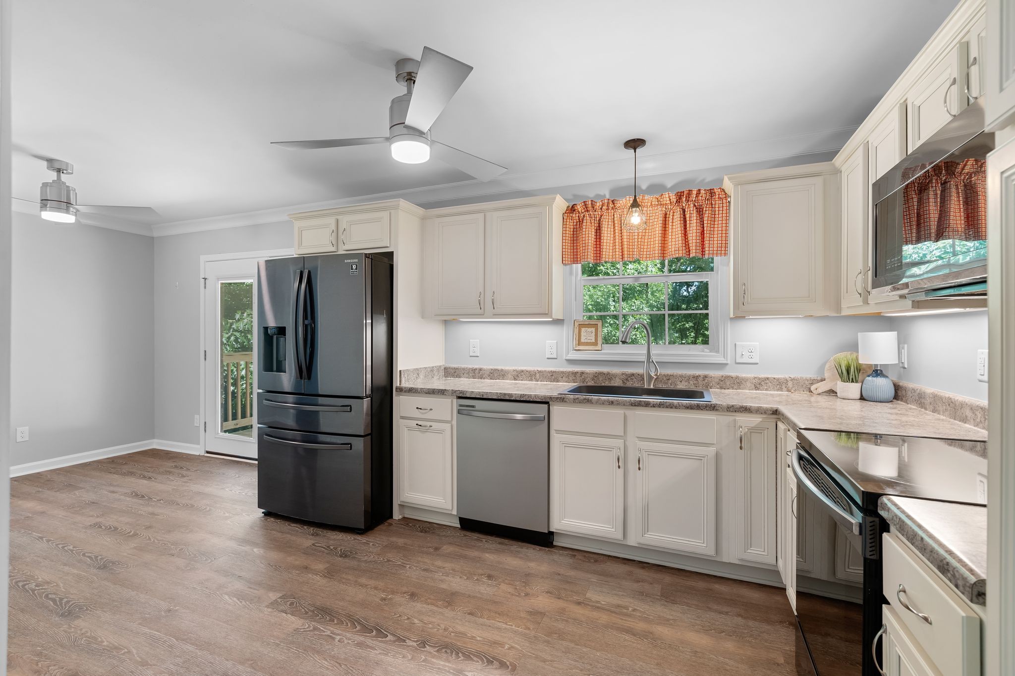 821 Luxemburg Dr