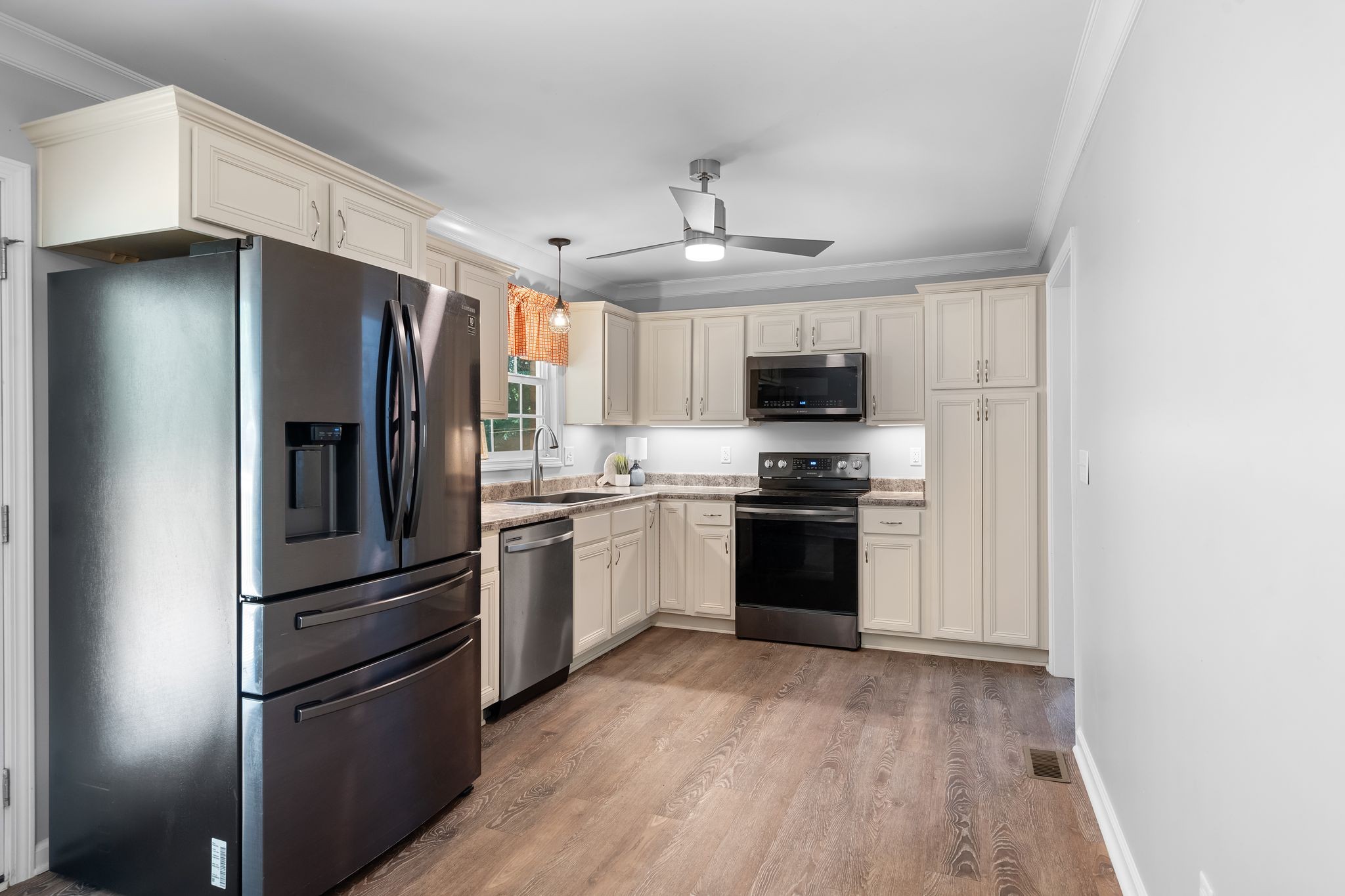 821 Luxemburg Dr