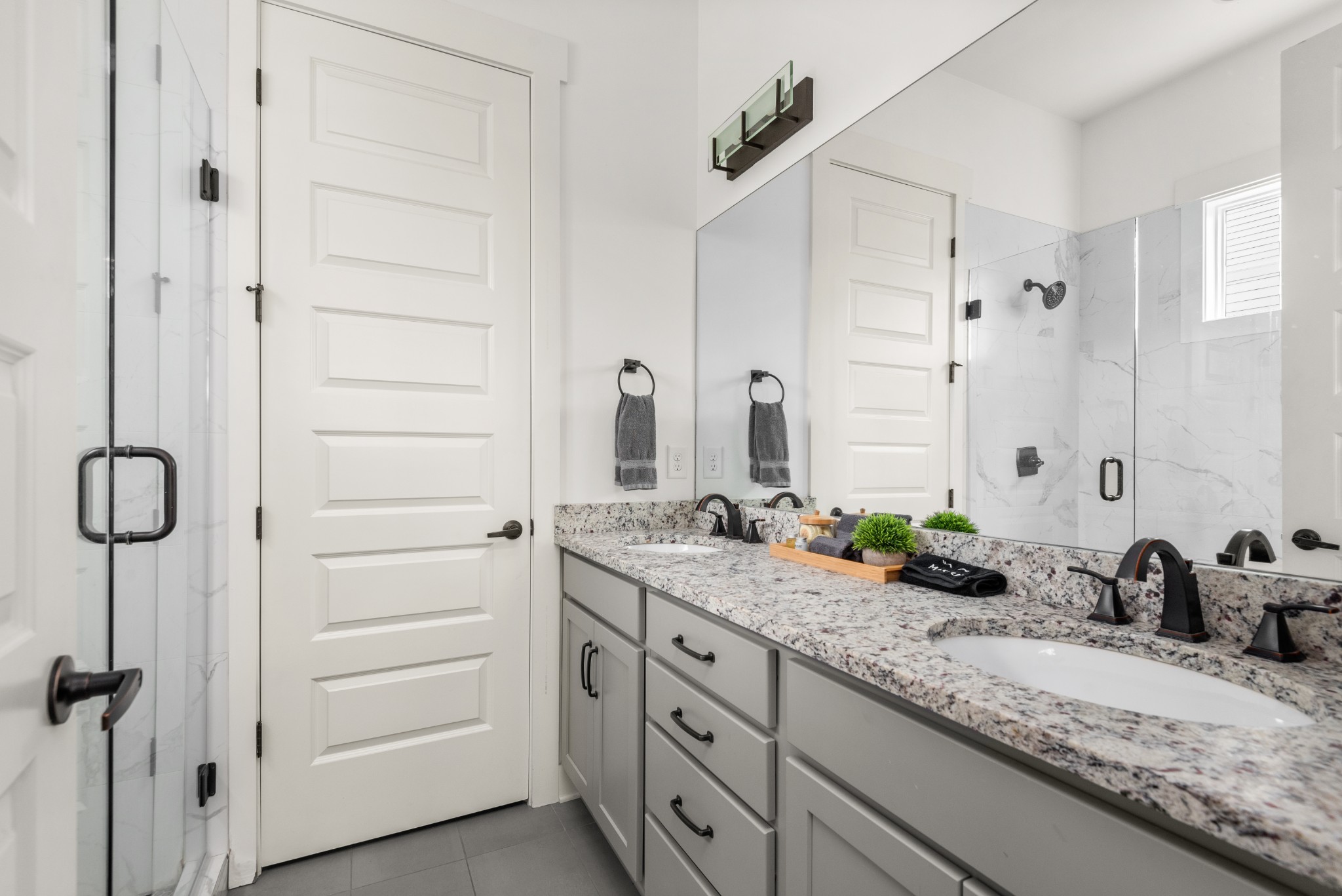 1027 E Trinity Ln Unit: 6&7