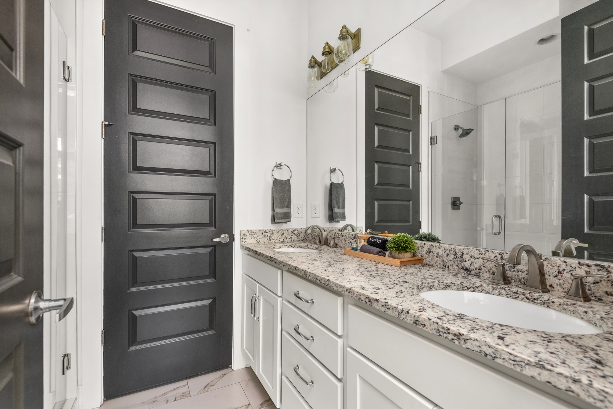 1027 E Trinity Ln Unit: 6&7