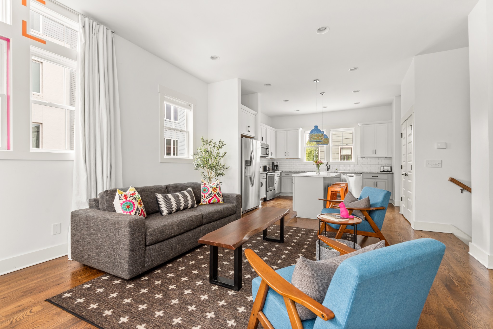 1027 E Trinity Ln Unit: 6&7