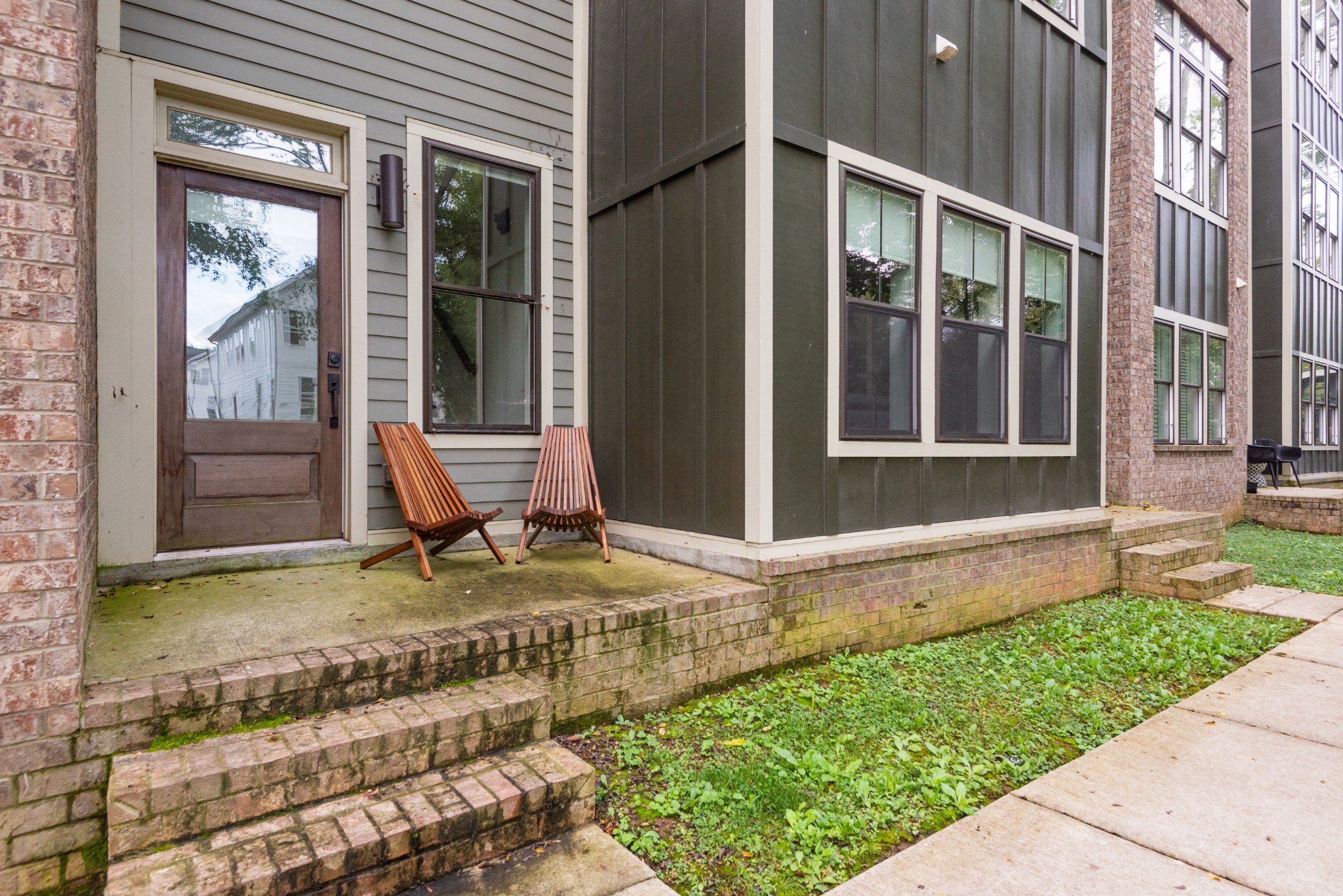 1027 E Trinity Ln Unit: 6&7