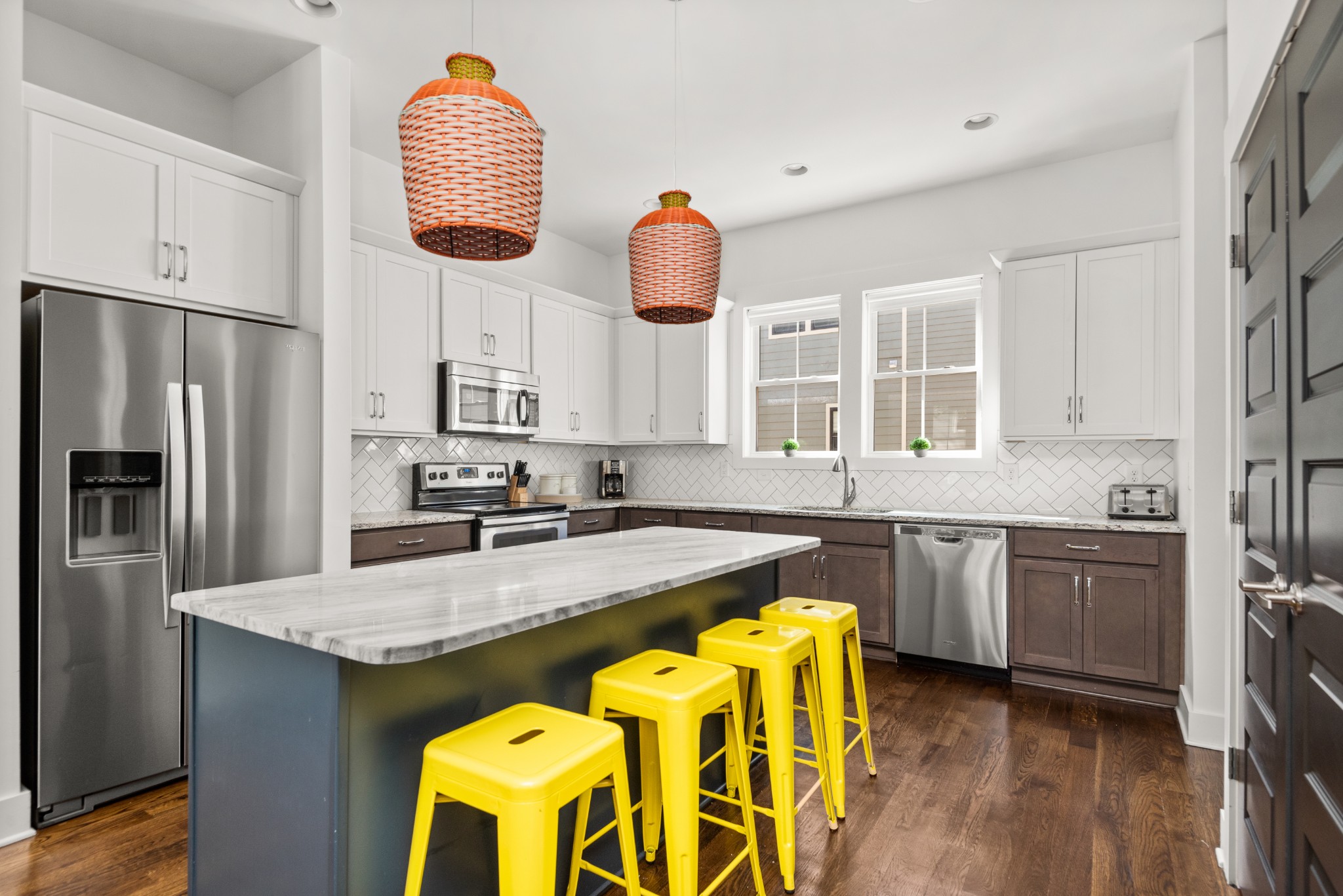 1027 E Trinity Ln Unit: 6&7