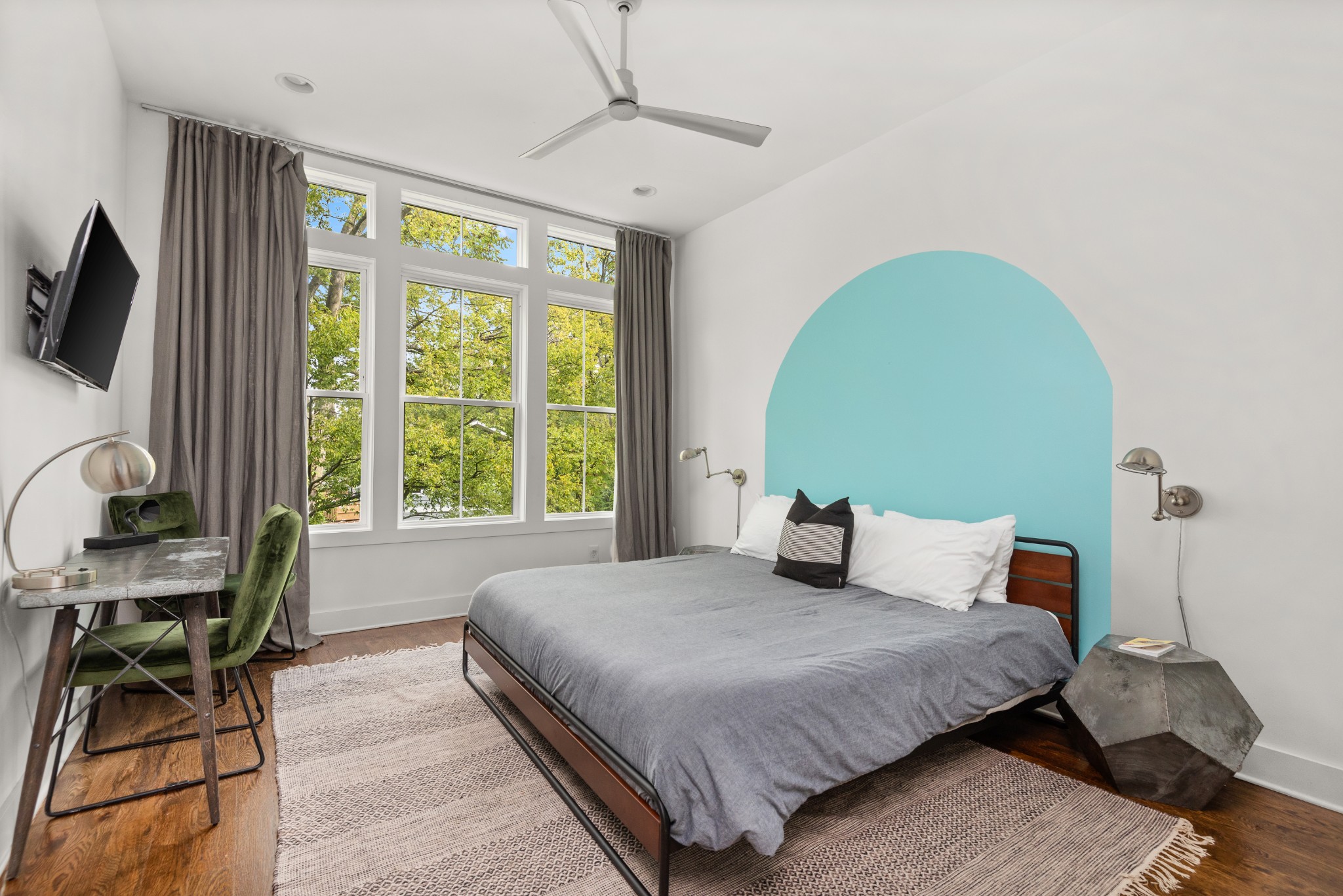 1027 E Trinity Ln Unit: 6&7
