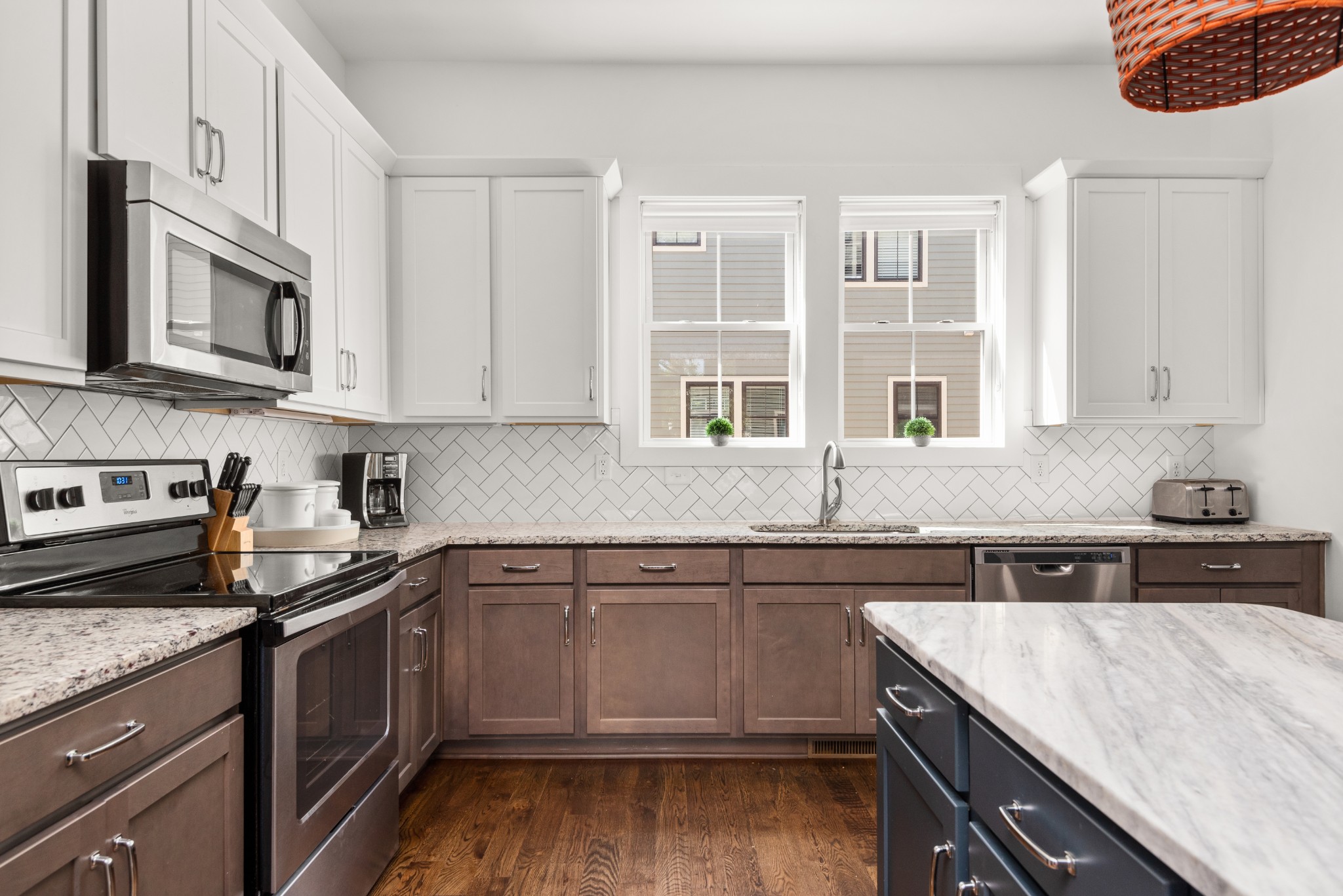 1027 E Trinity Ln Unit: 6&7