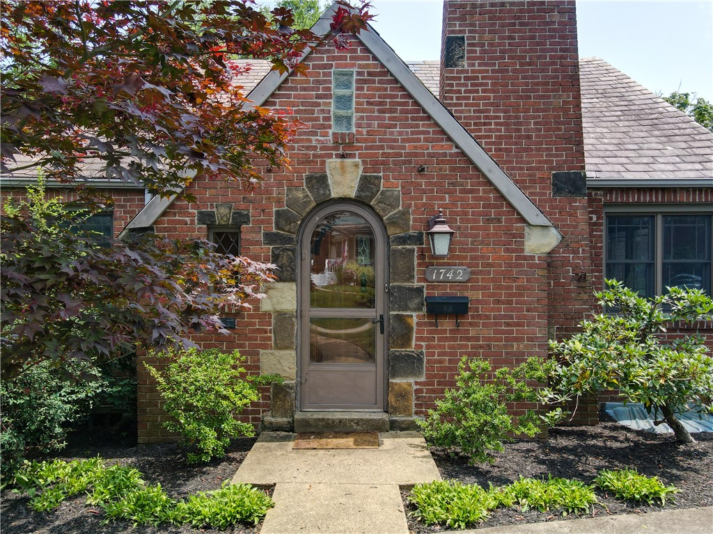 1742 Williamsburg Pl.