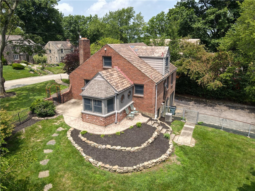 1742 Williamsburg Pl.