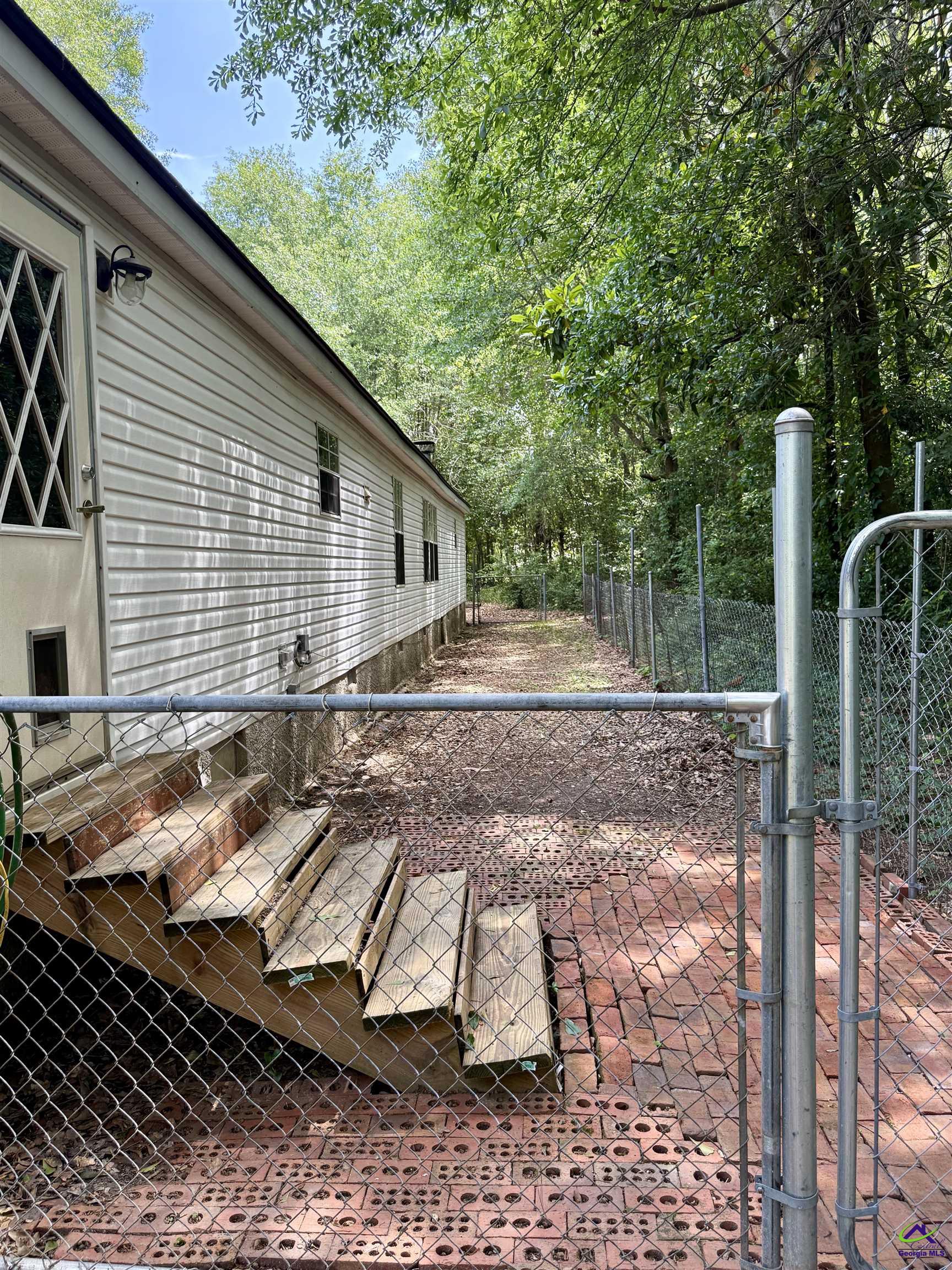 811 East Side Drive