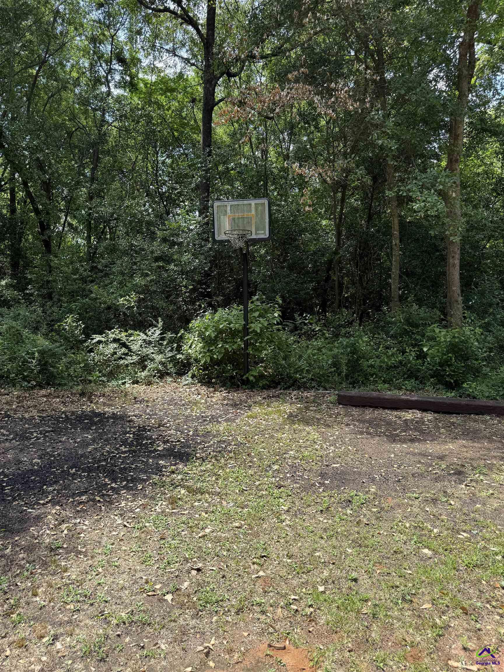 811 East Side Drive