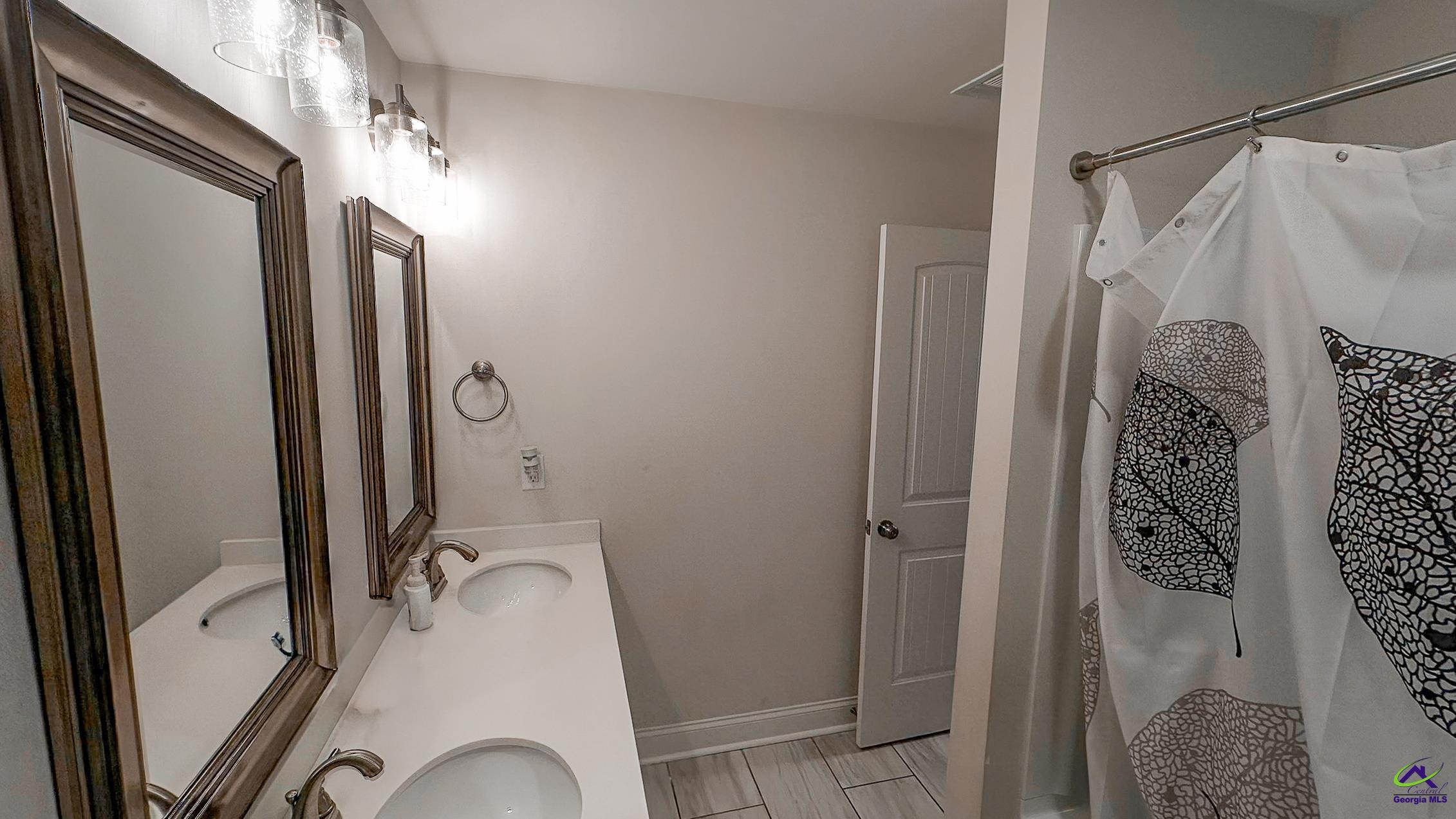 181 Red Tail Circle