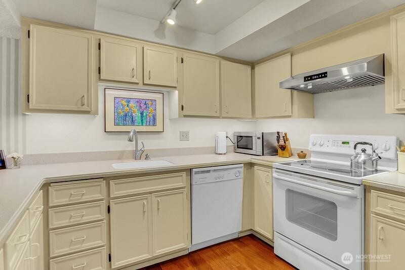200 James Street W Unit: 306