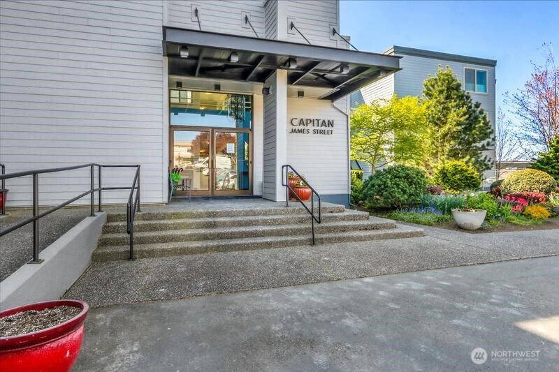 200 James Street W Unit: 306