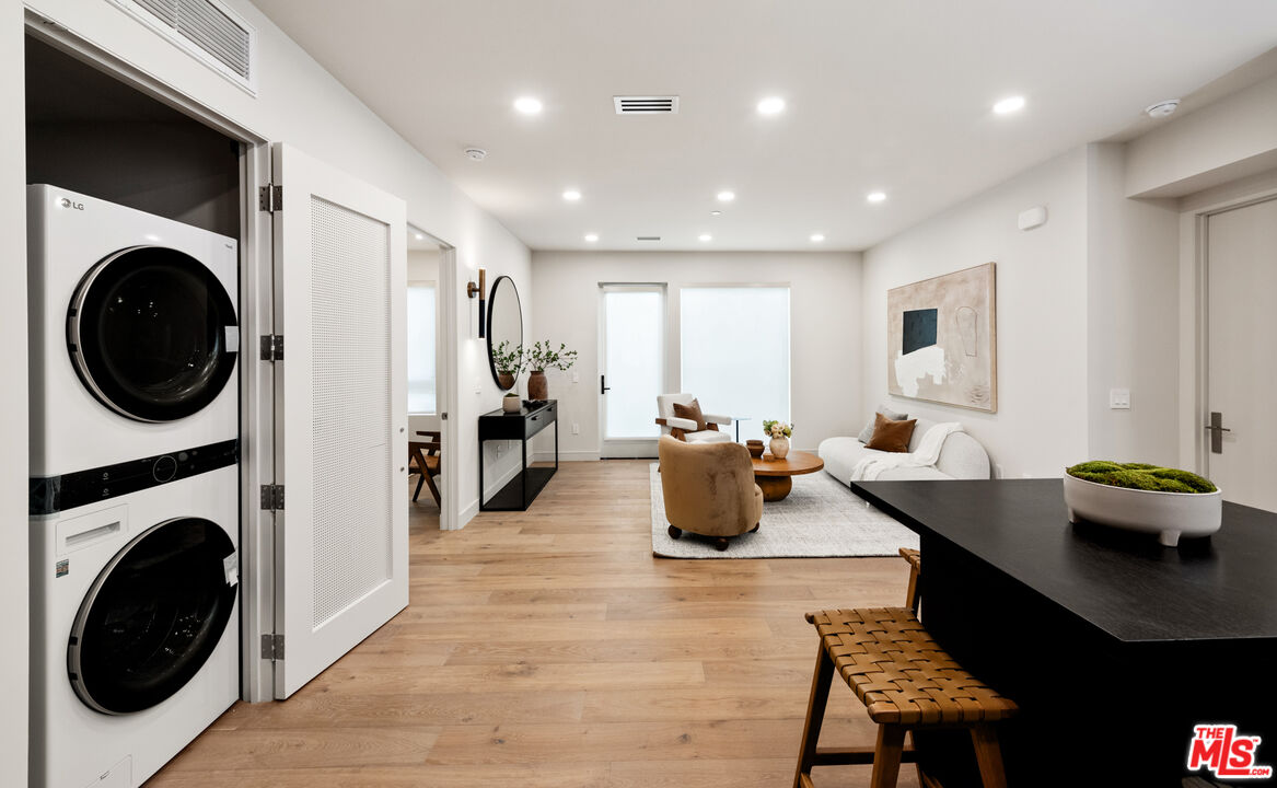 505 S Barrington Ave Unit: 205