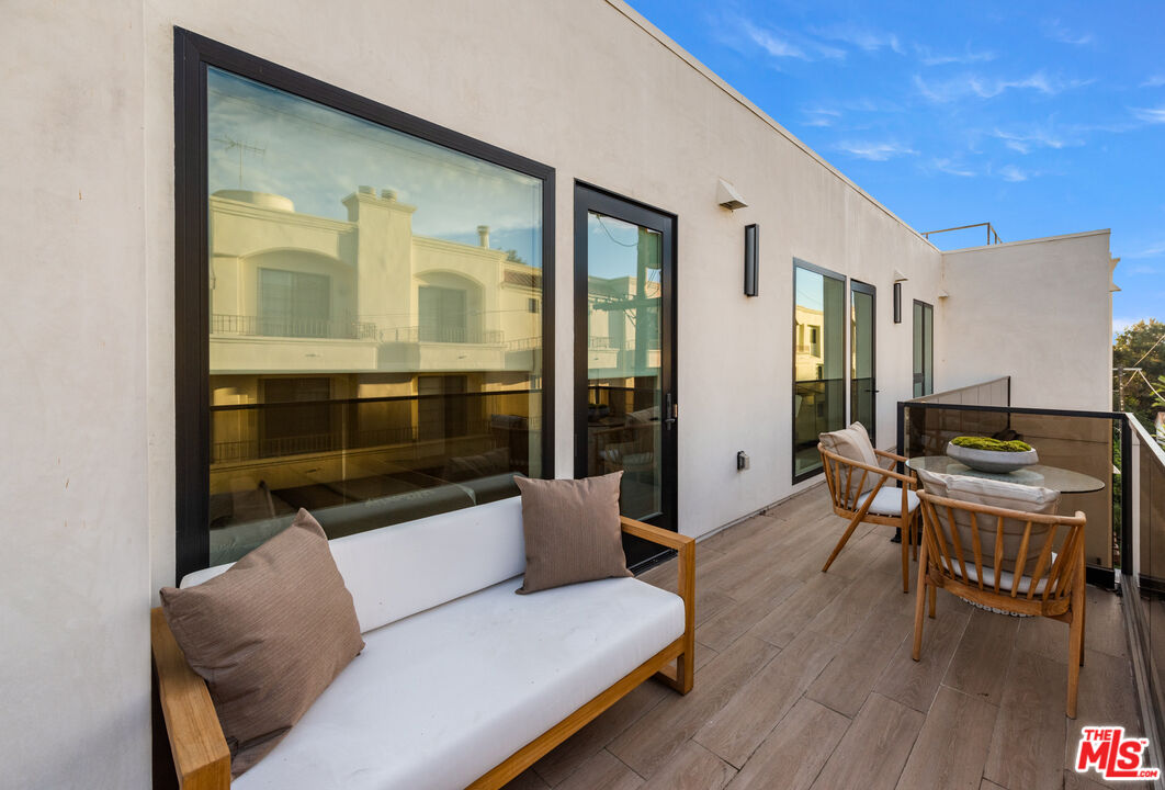 505 S Barrington Ave Unit: 205