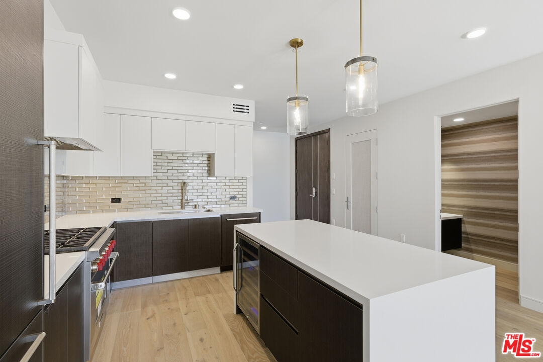 505 S Barrington Ave Unit: 304