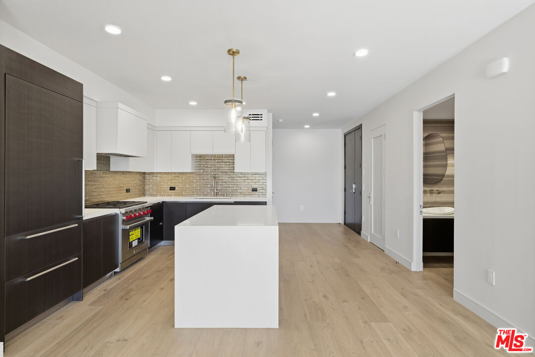 505 S Barrington Ave Unit: 304