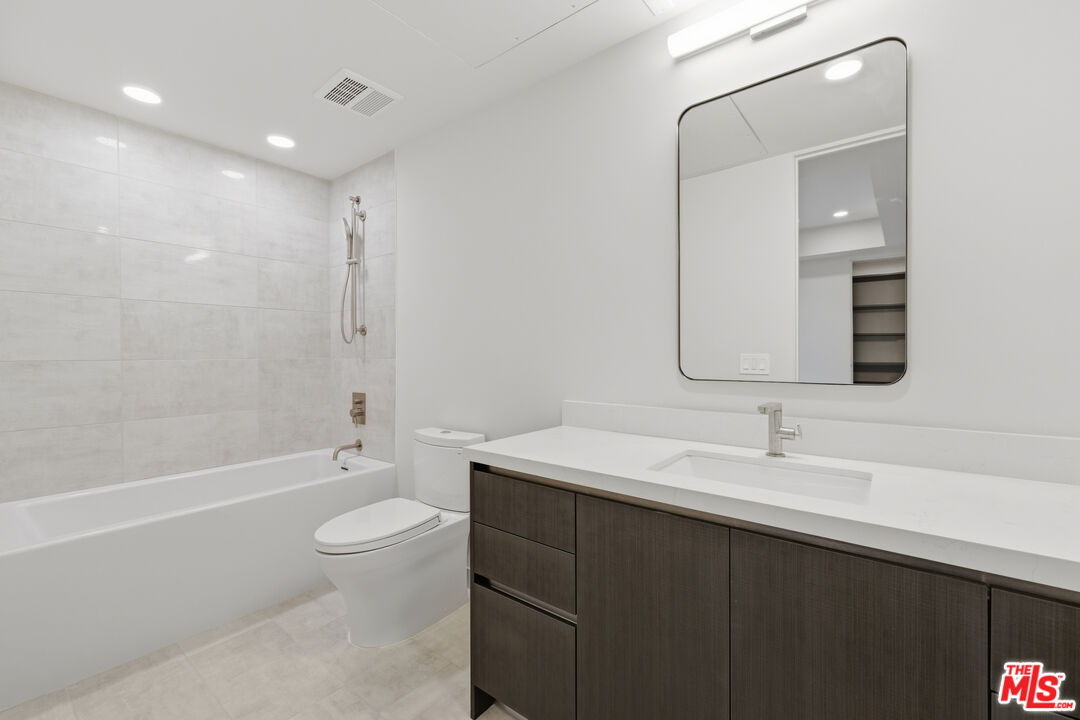 505 S Barrington Ave Unit: 304