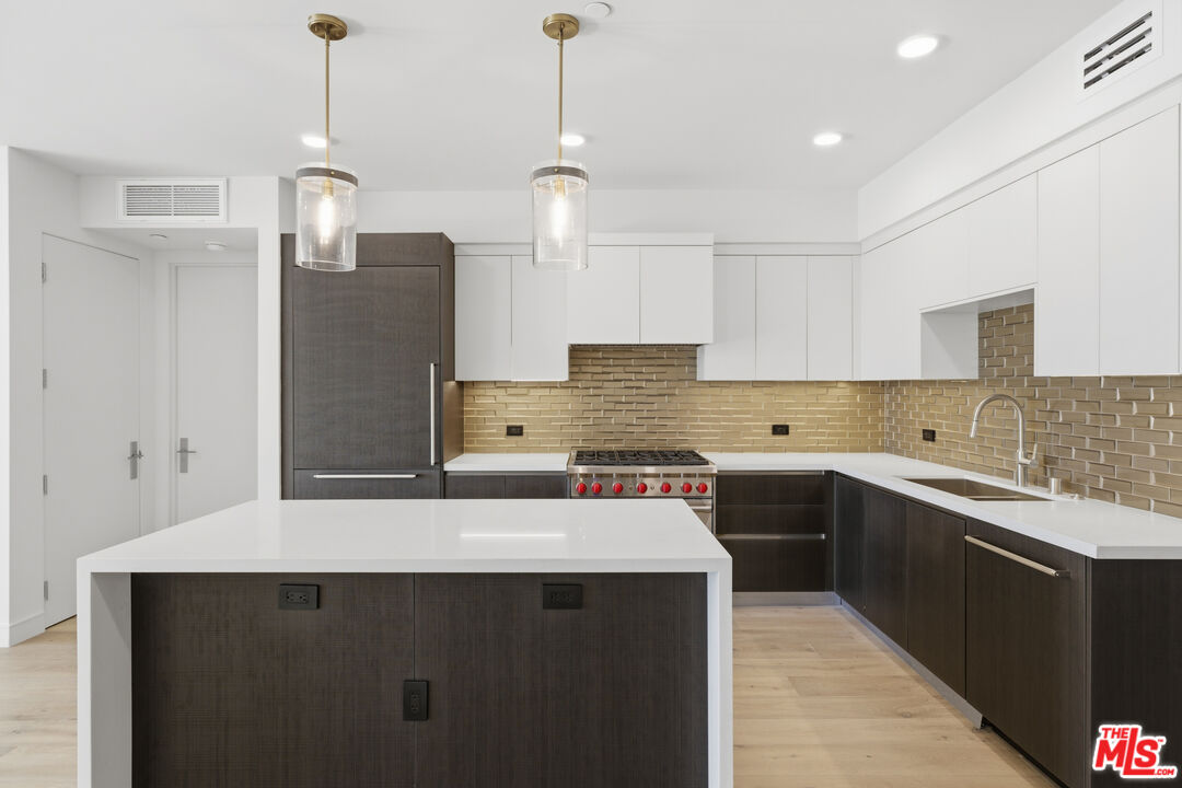 505 S Barrington Ave Unit: 304