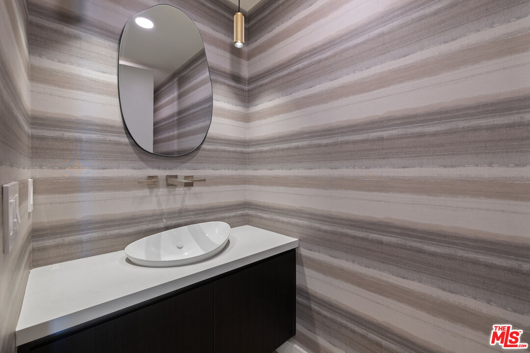 505 S Barrington Ave Unit: 304