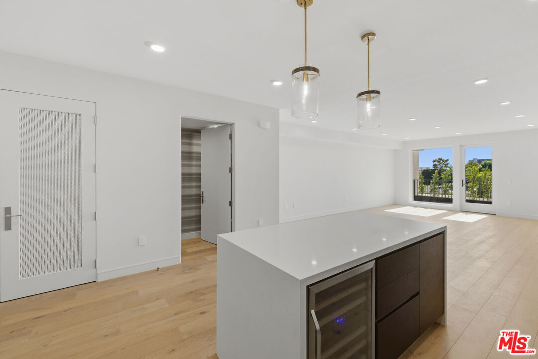 505 S Barrington Ave Unit: 304