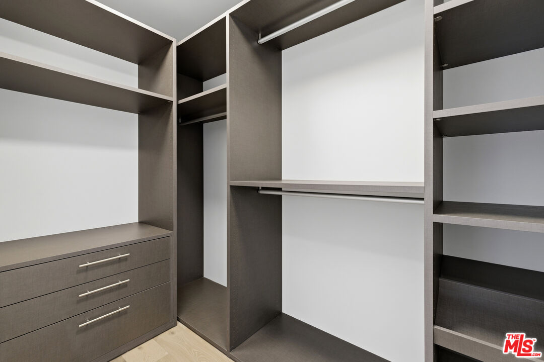 505 S Barrington Ave Unit: 304