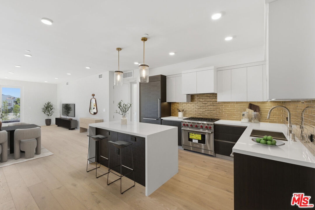 505 S Barrington Ave Unit: 304