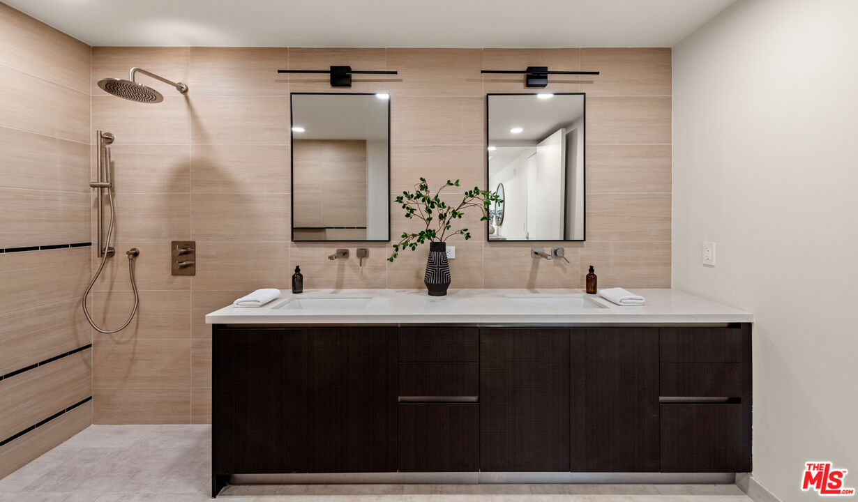 505 S Barrington Ave Unit: 108