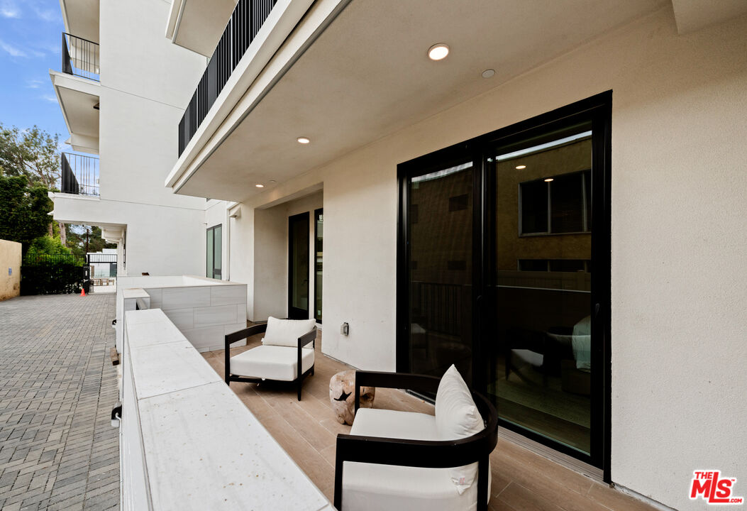 505 S Barrington Ave Unit: 108