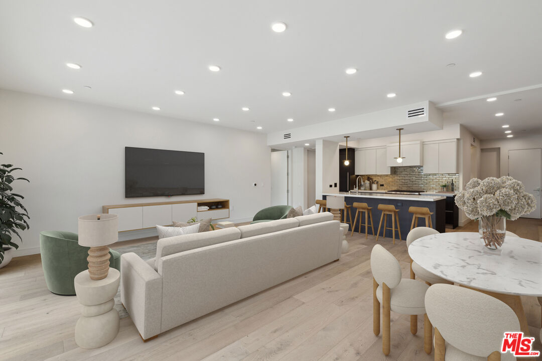 505 S Barrington Ave Unit: 109