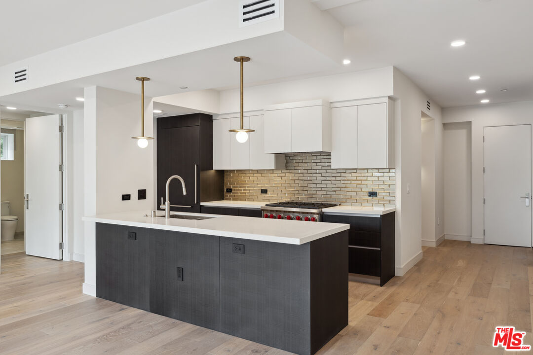 505 S Barrington Ave Unit: 109