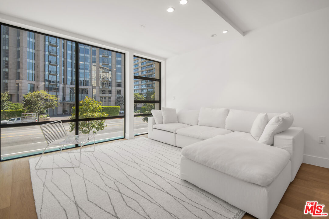 10777 Wilshire Blvd Unit: 206