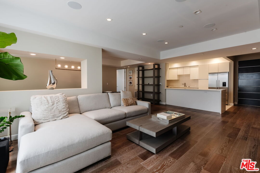 441 S Barrington Ave Unit: 402