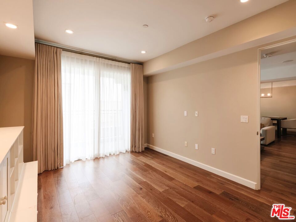 441 S Barrington Ave Unit: 402