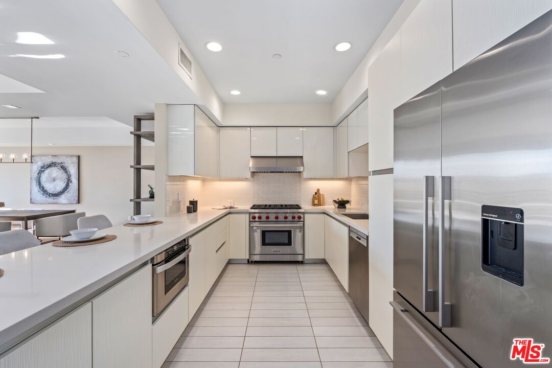 441 S Barrington Ave Unit: 402