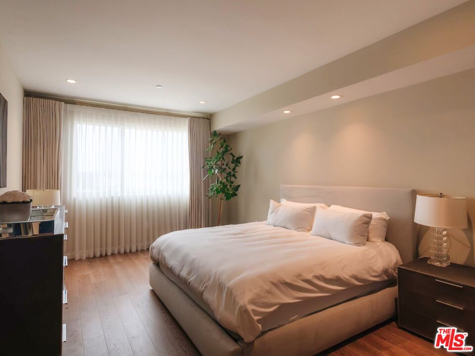 441 S Barrington Ave Unit: 402