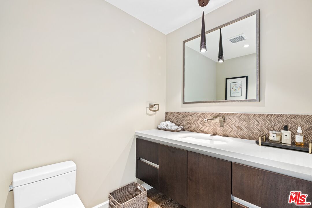 441 S Barrington Ave Unit: 402